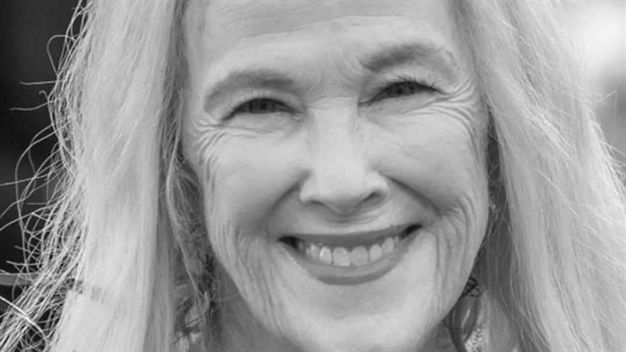 رحيل كاثرين أوهارا.. حزن عالمي يسيطر على منصات التواصل بعد وفاة بطلة وحدي في المنزل